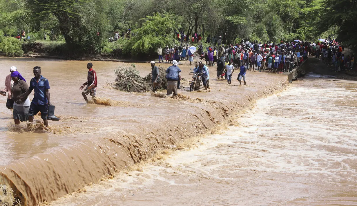 Hujan lebat dan banjir yang sedang berlangsung - yang terkait dengan fenomena cuaca El Nino - telah menewaskan sedikitnya 71 orang. (AP Photo)