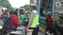 Polisi memberhentikan pengendara sepeda motor yang menerobos jalur Transjakarta di Jalan Sultan Agung, Manggarai, Jakarta, Rabu (12/2/2020). Pengendara kerap melintasi jalur Transjakarta untuk menghindari kemacetan lalu lintas. (Liputan6.com/Herman Zakharia)