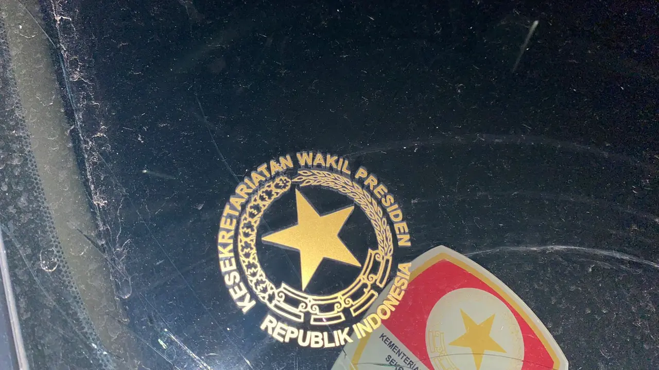 Mobil berstiker Kesekretariatan Wakil Presiden RI tabrak pemotor di Jalur Lingsel Kota Sukabumi (Liputan6.com/Istimewa).