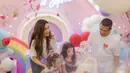 Usai dikaruniai anak pertama, Yasmine Wildblood melahirkan anak kedua yang diberi nama Sophia yang lahir pada tanggal 4 Oktober 2019. Dalam momen ini pasangan suami istri ini merayakan kedua buah hatinya yang sama-sama lahir di bulan Oktober tersebut. (Liputan6.com/IG/@yaswildblood)