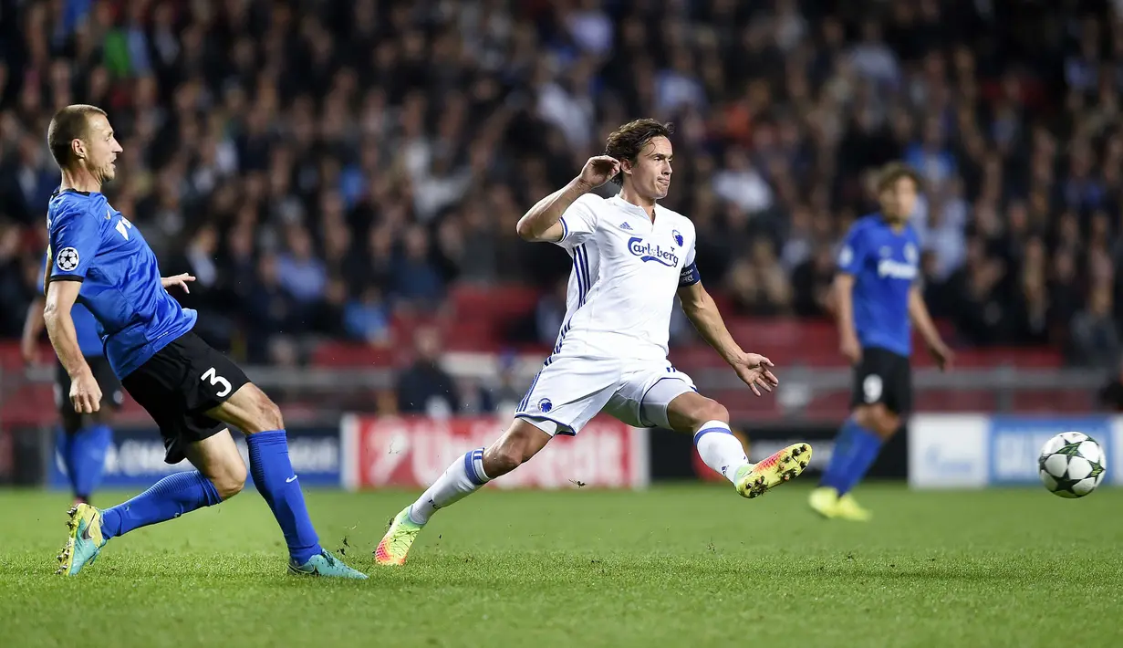 Thomas Delaney (kanan) mencetak satu gol saat timnya Copenhagen  menang telak 4-0 atas Club Brugge KV  pada grup G liga Champions di Telia Parken stadium,  Copenhagen, Rabu (28/9/2016) dini hari WIB. (AFP/SCANPIX DENMARK / Liselotte Sabroe / Denmark OUT)