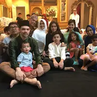 Nia Anggia dan keluarga Julia Perez (Instagram/anggitheperez)