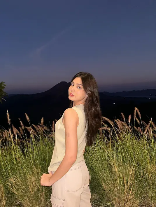 Ia diketahui lahir di Banten, tapi tumbuh besar di Bali. Lea cukup gemar main game online dan traveling. [Instagram.com/ciarachelfx]