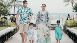 Kahiyang dan Bobby telah dikaruniai dua anak yang bernama Sedah Mirah Nasution (anak pertama) dan Panembahan Al Nahyan Nasution (anak kedua). (instagram.com/doleytobing)