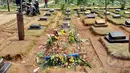 Makam almarhum Olga Syahputra banjir dengan aneka bunga, Jakarta, Senin (30/3/2015). Sejumlah bunga berasal dari fans yang datang ziarah ke makam Olga (Liputan6.com/Panji Diksana)