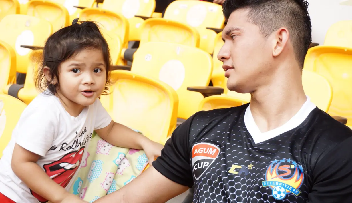 Bagi pasangan ini, meluangkan waktu bersama merupakan salah satu caranya untuk menikmati waktu berkualitas keluarga kecilnya. (Andy Masela/Bintang.com)