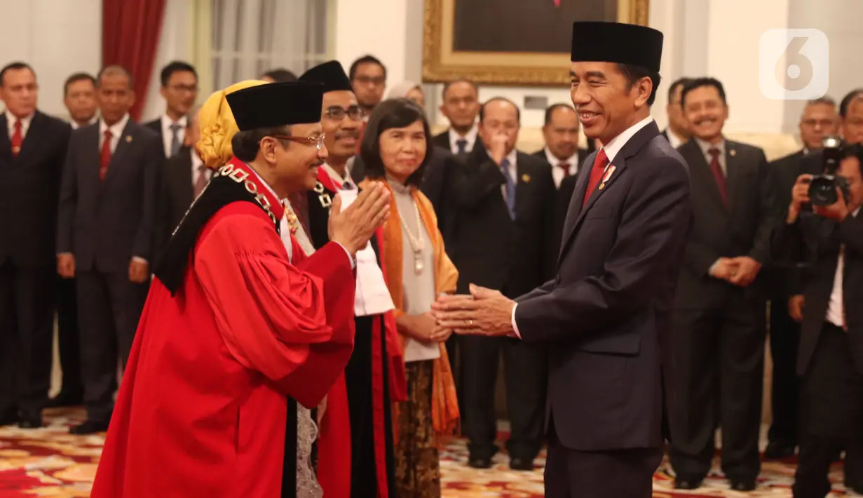 Presiden Joko Widodo memberikan ucapan selamat kepada Hakim Mahkamah Konstitusi (MK),  Suhartoyo dan Daniel Yusmic Pancastaki seusai pelantikan di Istana Negara, Jakarta, Selasa (7/1/2020). Keduanya akan bertugas dengan masa jabatan lima tahun ke depan. (Liputan6.com/Angga Yuniar)