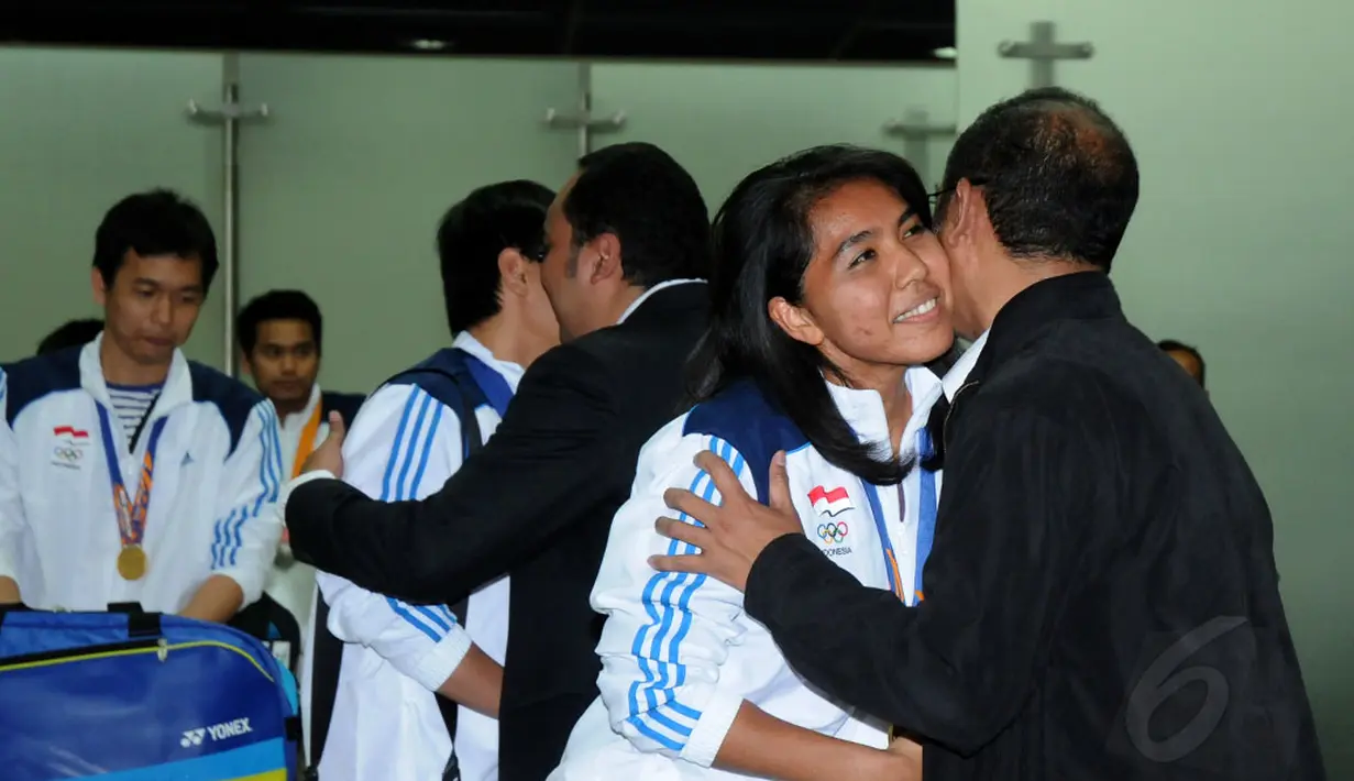 Peluk dan cium mewarnai upacara penyambutan tim bulutangkis Indonesia yang tiba di Bandara Soekarno-Hatta pada Selasa, (30/9/2014). (Liputan6.com/Helmi Fithriansyah)