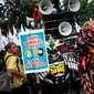 Aksi massa buruh berkostum cosplay super hero ketika unjuk rasa di depan Balai Kota, Jakarta, Kamis (29/9). Dalam aksinya, buruh menuntut kenaikan upah mininum Rp 650ribu dan penghapusan Tax Amnesty. (Liputan6.com/Faizal Fanani)