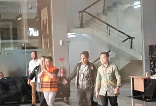 Bupati Bolaang Mongondow Utara (Bolmut) Sirajudin Lasena ditahan Komisi Pemberantasan Korupsi (KPK) setelah terjaring operasi tangkap tangan (OTT). (Liputan6.com/Dimas Ramadhan Wicaksana)