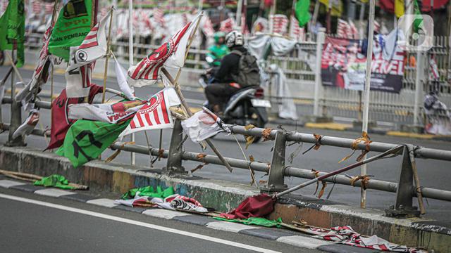 Bendera Partai di Flyover Jakarta