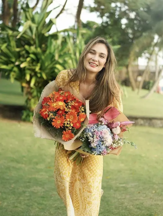 <p>Rambut kecokelatan Luna pun dibiarkan terurai tanpa poni, ia pun tampil flawless hanya dengan lipstik cerry di hari lahirnya tersebut. Nampak ia pun mengenakan aksesori gelang.&nbsp;&nbsp;&nbsp;@lunamaya</p>