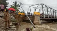 Jalan trans Sulawesi di Desa Mataiwoi Kecamatan Ngapa Kolaka Utara putus usai diterjang banjir, Minggu (28/4/2019).