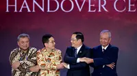 Ketua ASEAN-BAC 2023, Arsjad Rasjid menyerahan tongkat estafet keketuaan Indonesia di&nbsp;ASEAN-BAC kepada Laos sebagai pemimpin ASEAN 2024. (Dok Kadin Indonesia)