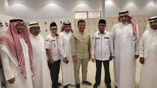 Petugas Penyelenggara Ibadah Haji (PPIH) Arab Saudi saat memantau kesiapan maktab dalam memberikan layanan kepada jemaah haji Indonesia di Kota Makkah.