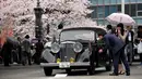 Seorang pengunjung melihat mobil Jaguar 31/2 Liter Saloon keluaran tahun 1948 saat pameran Japan Classic Automobile 2017 di jembatan Nihonbashi di Tokyo, Jepang (9/4). (AFP/Toshifumi Kitamura)
