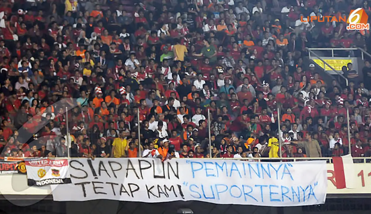 Dukungan suporter untuk Timnas Indonesia dalam pertandingan Indonesia vs Belanda pada 7 Juni 2013 (Liputan6.com/Helmi Fithriansyah)