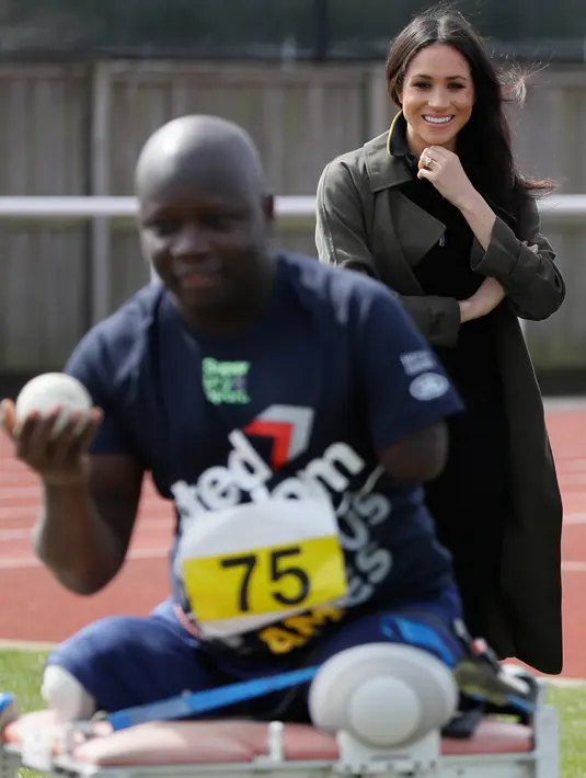 Calon istri Pangeran Harry, Meghan Markle melihat latihan atlet tim Inggris untuk Invictus Games Sydney 2018 di University of Bath, (6/4). The Invictus Games Sydney 2018 diikuti lebih dari 500 peserta dari 18 negara. (AP Photo/Kirsty Wigglesworth, pool)