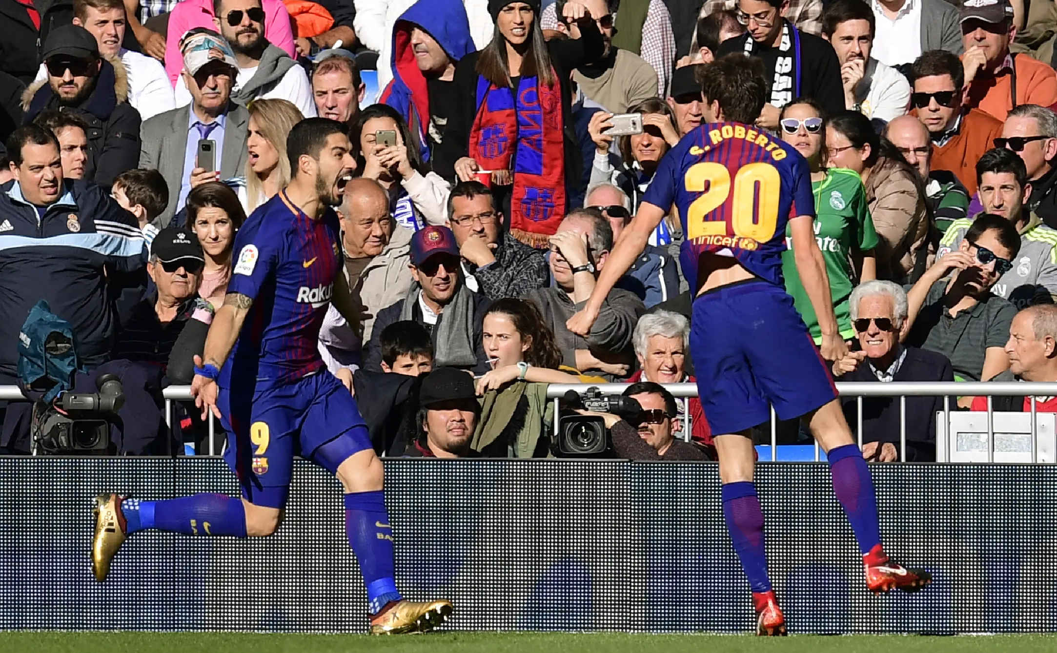 Luis Suarez rayakan gol ke gawang Real Madrid (JAVIER SORIANO / AFP)