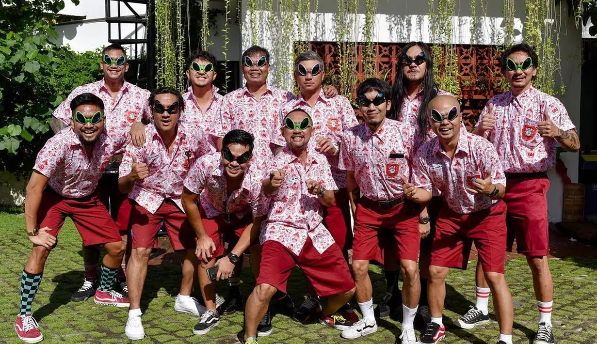 Awal tahun lalu saat touring ke Jogja, mereka juga tampil pakai seragam SD.