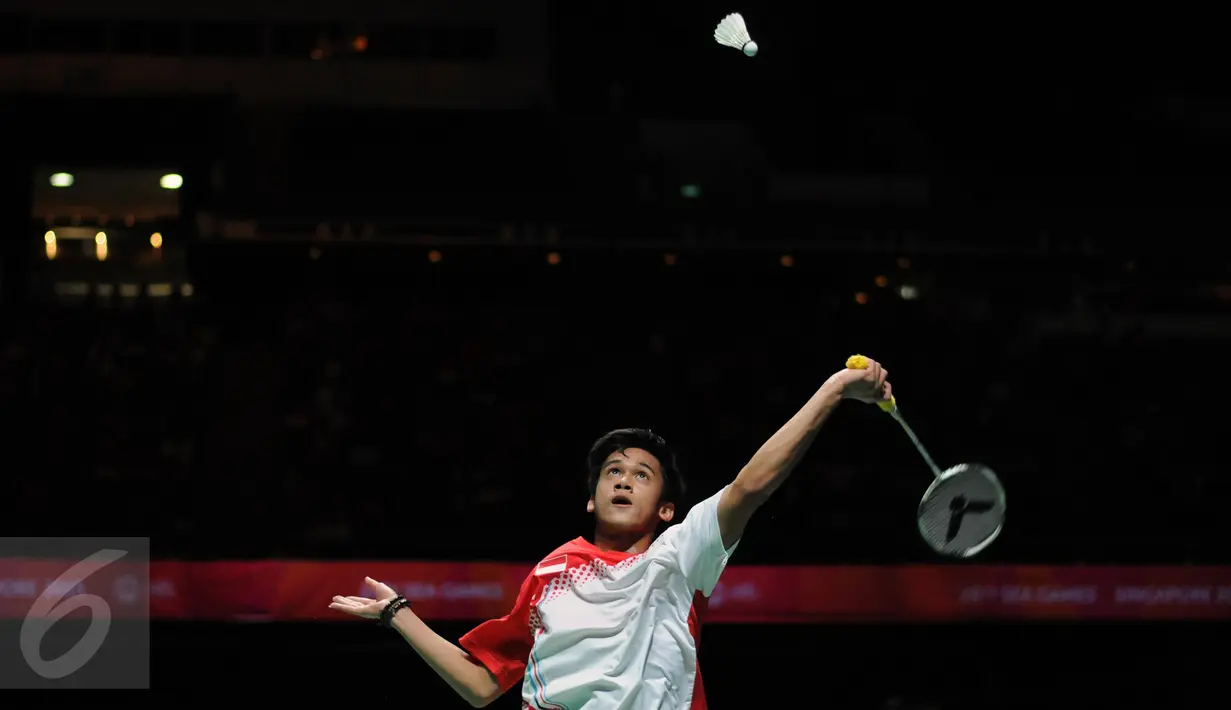 Pebulutangkis tunggal putra Indonesia, Firman Abdul Kholik saat laga melawan pebulutangkis Thailand, Boonsak Ponsana di final beregu putra SEA Games ke-28 di Singapore Indoor Stadium, Singapura, Jumat (12/6/2015). (Liputan6.com/Helmi Fithriansyah)