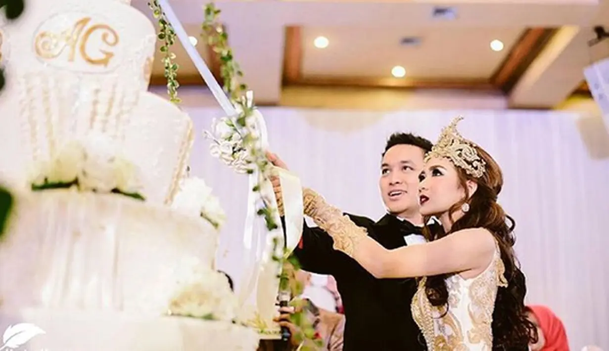 "Nangis baca nya😂😂 sweet bgt si ka @gilangdirga smoga jd kluarga SAMAWA yaa sma ka adiez nya😊👫" tulis lipah_1812. "Jadi baper, semoga mnjadi keluarga yg samawa ya kak" tulis yofie_zahra (Instagram/gilangdirga)