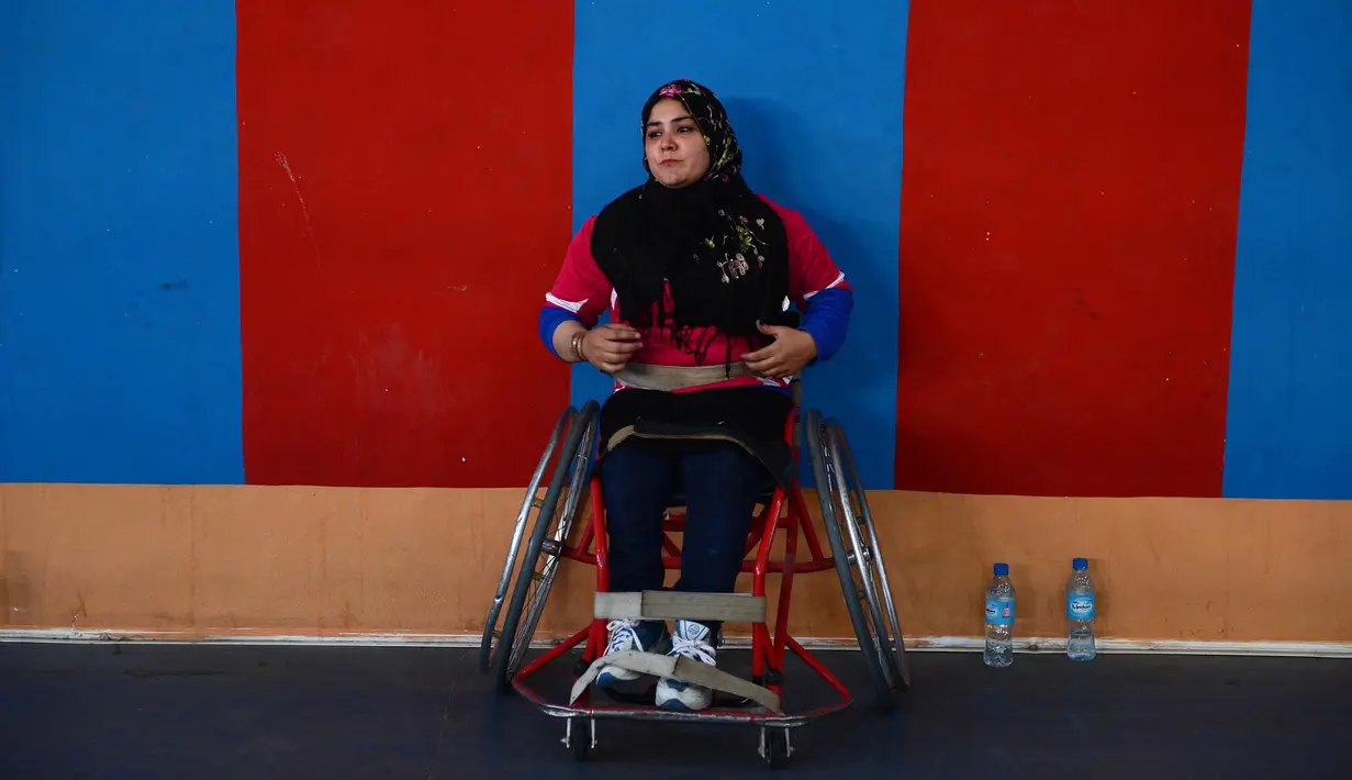 Seorang pemain dari tim basket kursi roda, Sitara beristirahat sejenak saat pertandingan di Provinsi Herat, Afghanistan, Minggu (29/11/2015). (AFP Photo/Aref Karimi).