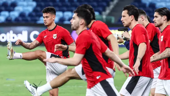 Namun, dari 29 pemain ini akan dipilih hanya 23 pemain untuk pertandingan lawan Socceroos minus Ragnar Oratmangoen dan Justin Hubner yang mesti absen karena sanksi akumulasi kartu. (DAVID GRAY/AFP)