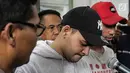 Aktor Riza Shahab tertunduk saat memberi keterangan usai menjalani pemeriksaan oleh BNN di Polda Metro Jaya, Jakarta, Jumat (13/4). Riza Shahab dan Reza Alatas ditangkap seusai pesta sabu. (Liputan6.com/Faizal Fanani)