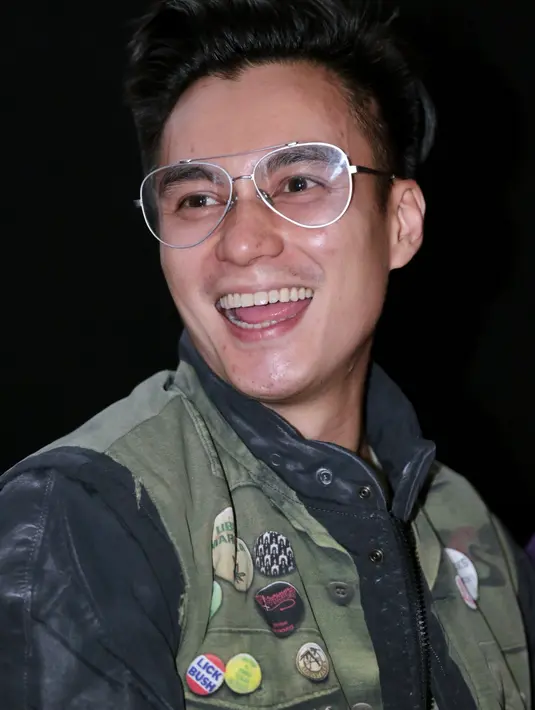 "Pertamanya sih lucu. Tapi setelah kita mendalami peran masing-masing dan mengiyakan kalau kita anak dan ibu sama sekali tidak masalah. Ada namanya penghayatan, tanggung jawab dengan karakter," kata Baim Wong. (Adrian Putra/Bintang.com)