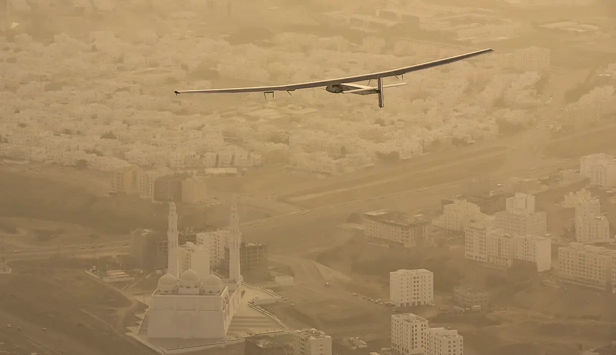 Pesawat Solar Impulse 2 saat mengudara dari Muscat, Oman menuju Ahmedabad, India, Rabu (11/3/2015). Pesawat buatan Swiss tersebut mendarat setelah menempuh perjalanan selama 15 jam.  (Reuters/Jean Revillard)