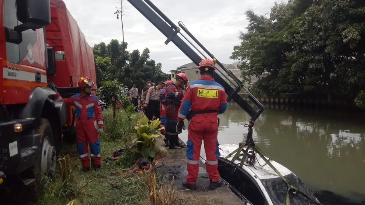 Sebuah mobil Honda Brio tercebur ke Kali Item, Jalan Tubagus Angke, Grogol Petamburan, Jakarta Barat, Jumat (7/3/2025) (Istimewa)