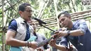 Calon wakil presiden nomor urut 02 Sandiaga Uno (kiri) bermain gitar saat Ngobrol Pintar (Ngopi) di Hutan Kota Sangga Buana, Jakarta, Rabu (7/11). Dalam acara tersebut Sandi ditemani pelestari lingkungan Betawi Babeh Idin. (Liputan6.com/Herman Zakharia)