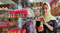Pegawai Toko Oleh-oleh Daud Cirebon menunjukkan produk baru bernama Sirup Cirebon. Foto (Liputan6.com / Panji Prayitno)