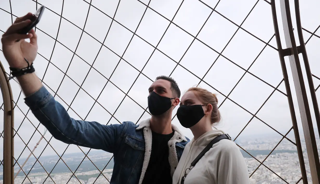 Para pengunjung berswafoto dari puncak Menara Eiffel di Paris, Prancis (15/7/2020). Puncak Menara Eiffel dibuka kembali untuk umum pada Rabu (15/7) setelah ditutup selama lebih dari tiga bulan karena COVID-19. (Xinhua/Gao Jing)