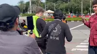 Seorang Warga Negara Asing (WNA) diamankan di tengah aksi unjuk rasa bertajuk 'Indonesia Gelap' di Patung Kuda Arjuna Wiwaha, Jakarta Pusat, Kamis (20/2/2025) (Liputan6.com/Ady Anugarhadi)
