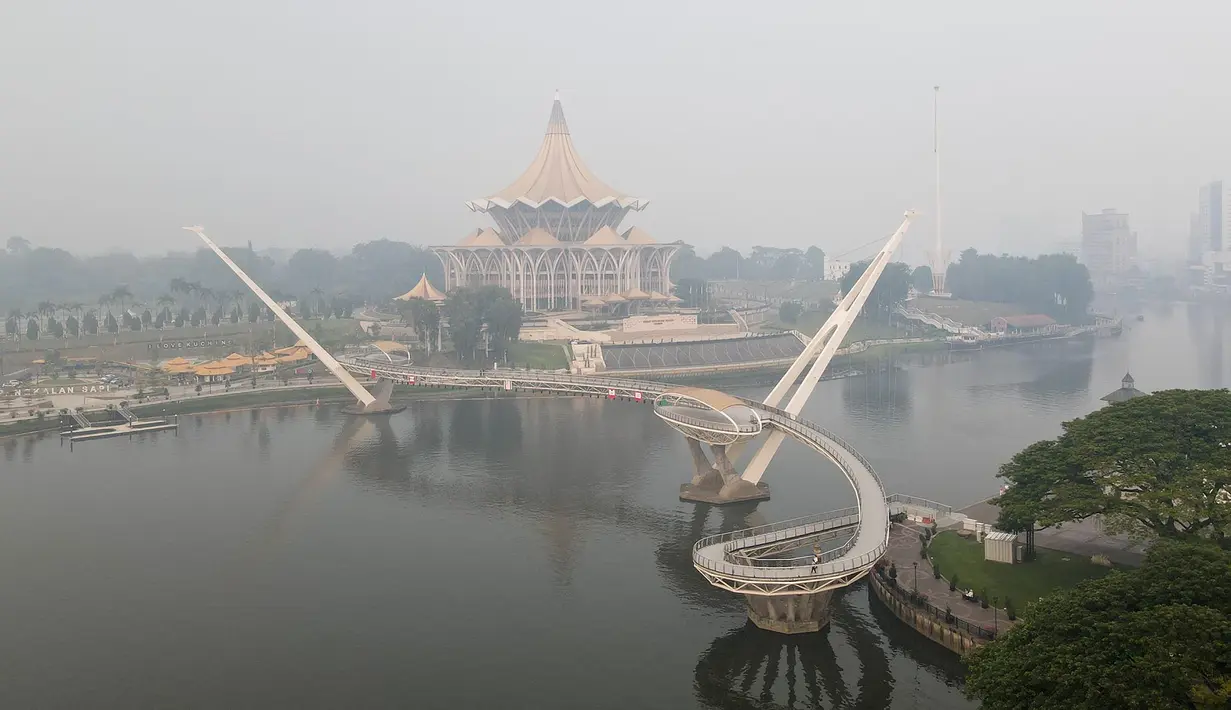 Foto udara memperlihatkan kabut asap menyelimuti kawasan di sekitar gedung Dewan Undangan Negeri Sarawak di Kuching, Malaysia, Selasa, 1 September 2026. (AFP)
