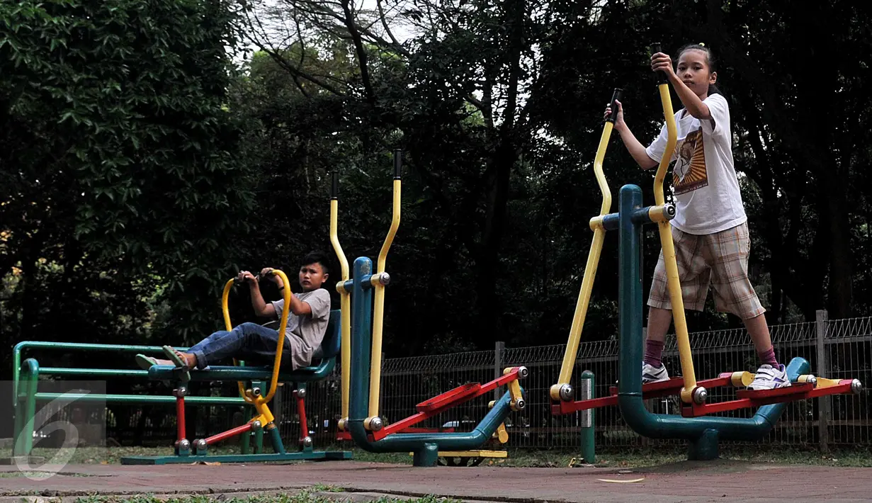 Dua orang remaja memanfaatkan fasilitas fitnes di komplek area parkir Stadion Gelora Bung Karno (GBK), Jakarta, Selasa (23/6/2015). Aktivitas ini biasa dijadikan pilihan warga saat menunggu waktu berbuka puasa (ngabuburit). (Liputan6.com/Johan Tallo)