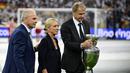 Istri mendiang legenda sepak bola Jerman, Franz Beckenbauer, Heidi Beckenbauer (tengah), mantan pesepak bola Jerman Bernard Dietz (Kiri), dan mantan kiper Timnas Jerman, Jurgen Klinsmann (kanan) membawa trofi Euro 2024 pada upacara pembukaan Euro 2024 di Allianz Arena, Munchen, Jerman, Sabtu (15/06/2024) WIB. (AFP/Tobias Schwarz)