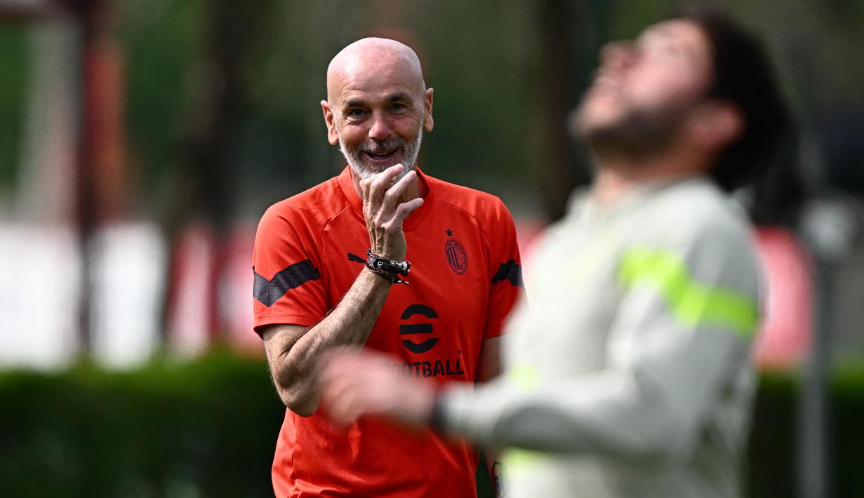 Pelatih AC Milan, Stefano Pioli (kiri), saat memberikan instruksi kepada para pemain saat latihan bersama di Milanello training center, Carnago, Milan, Selasa (11/4/2023). (AFP/Gabriel Bouys)