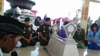 Panglima TNI Jenderal TNI Gatot Nurmantyo berziarah ke makam Jenderal Sudirman di Taman Makam Pahlawan (TMP) Kusumanegara. (Switzy Sabandar/Liputan6.com)