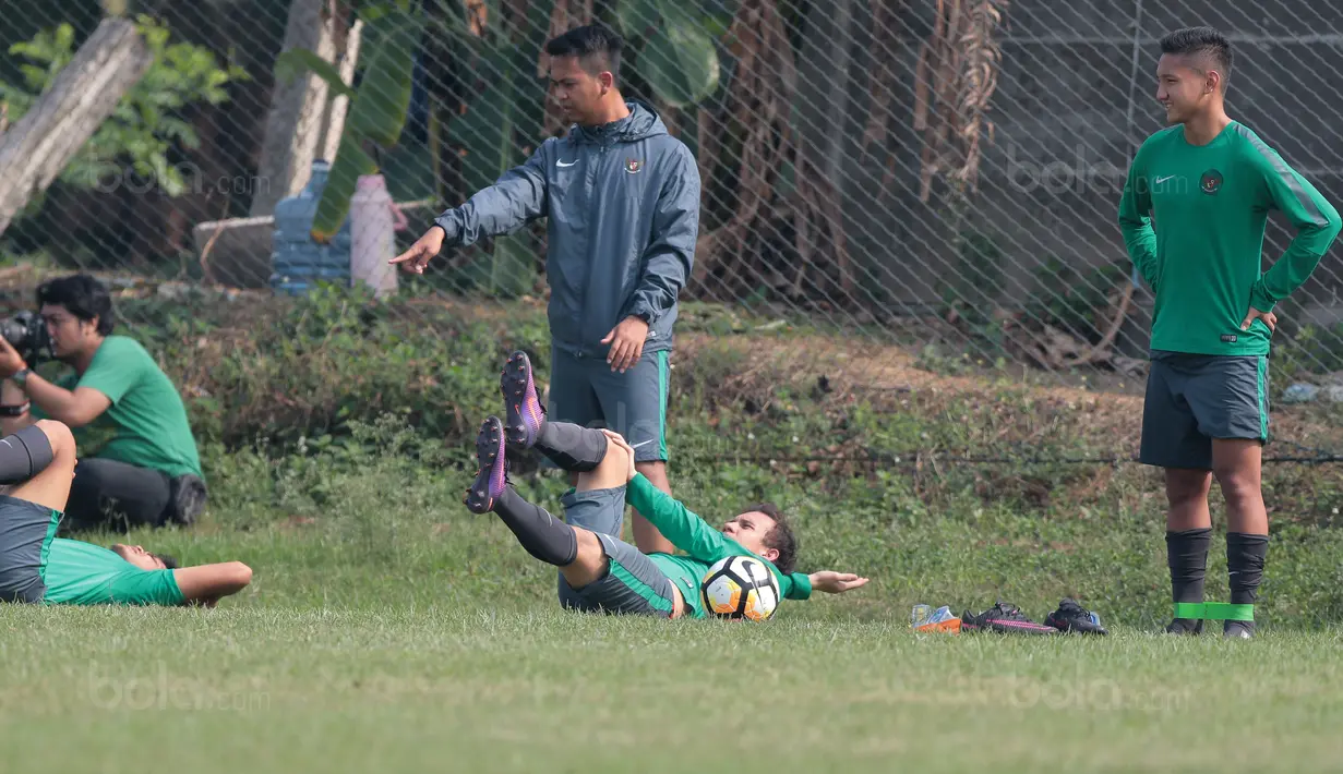Egy Maulana (tengah), Rachmat Irianto (kiri), dan Syahrian Abimanyu (kanan) berlatih terpisah pada latihan perdana di Lapangan LFA, Bekasi, Jumat (29/9/2017). Latihan tersebut merupakan persiapan uji coba melawan Kamboja. (Bola.com/Nicklas Hanoatubun)