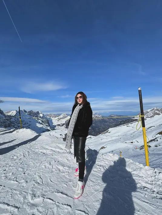 Melalui unggahan di Instagram, ia juga mengungkapkan keindahan pemandangan saat berada di Swiss. Happy Asmara juga terlihat bahagia saat menjajal menaiki cable car untuk melihat pegunungan bersalju. (Liputan6.com/IG/@happy_asmara77)