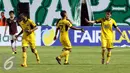 Pemain Mitra Kukar, Fikri Akbar memberi salam kepada Oh Inkyun yang berhasil mencetak gol ke gawang Persegres GU saat turnamen Piala Presiden 2017 di Stadion Maguwoharjo, Sleman, Sabtu (4/2). Mitra Kukar unggul 1-0. (Liputan6.com/Helmi Fithriansyah)