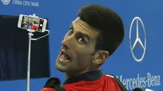 Petenis  Novak Djokovic melakukan selfie bersama fans usai mengalahkan petenis Italia Simone Bolelli di China Open tennis tournament, Beijing, China, Selasa (06/10/2015).  (REUTERS/Kim Kyung-Hoon)