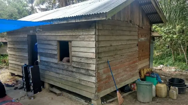 Rumah tempa Andini tinggal bersama dua adiknya