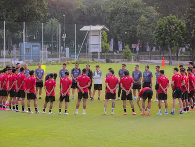 Pelatih kepala Timnas Indonesia, Shin Tae-yong (tengah) memimpin latihan menjelang laga leg pertama Kualifikasi Piala Dunia 2026 zona Asia melawan Brunei Darussalam di Lapangan A Kompleks Stadion Utama Gelora Bung Karno (SUGBK), Senayan, Jakarta, Senin (09/10/2023). (Bola.com/Bagaskara Lazuardi)