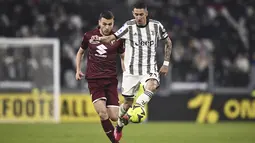 Bek Torino Alessandro Buongiorno berebut bola dengan gelandang Juventus Angel Di Maria pada pekan ke-24 Liga Italia di Stadion Allianz, Rabu (1/3/2023) dini hari WIB. Sementara itu, dua gol tim tamu Torino tercatat atas nama Yann Karamoh (2') dan Antonio Sanabria (43'). (Fabio Ferrari/LaPresse via AP)