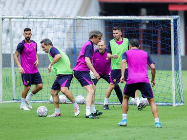 Sergi Barjuan (kedua kiri) dan sejumlah pemain legenda Barcelona melakukan latihan jelang laga Clash of Legends melawan DRX World Legends di Stadion Utama Gelora Bung Karno (SUGBK), Senayan, Jakarta, Jumat (17/04/2026) sore WIB. (Bola.com/Bagaskara Lazuardi)