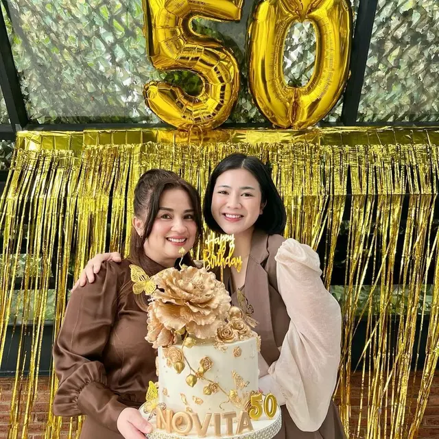 6 Potret Terbaru Novita Ibu Felicya Angelista Awet Muda di Usia 50 Tahun